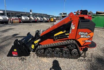 UN  2023 DITCH WITCH SK900 MINI LOADER U4874