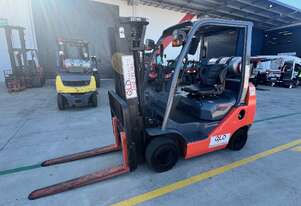 Toyota 8FGK25 Forklift with side shift and Cont. mast