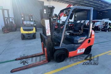 Toyota 8FGK25 Forklift with side shift and Cont. mast