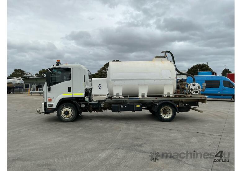 caption 2018 Isuzu FSR 140-260 Water Cart