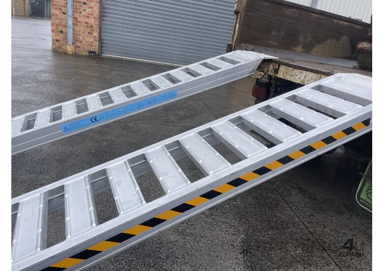 3.3m - 9Tonne Heavy Duty Rubber Track, Rubber Tyre Machinery Loading Ramps