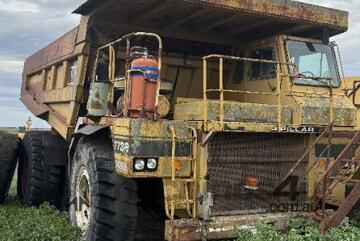 Caterpillar Dump truck
