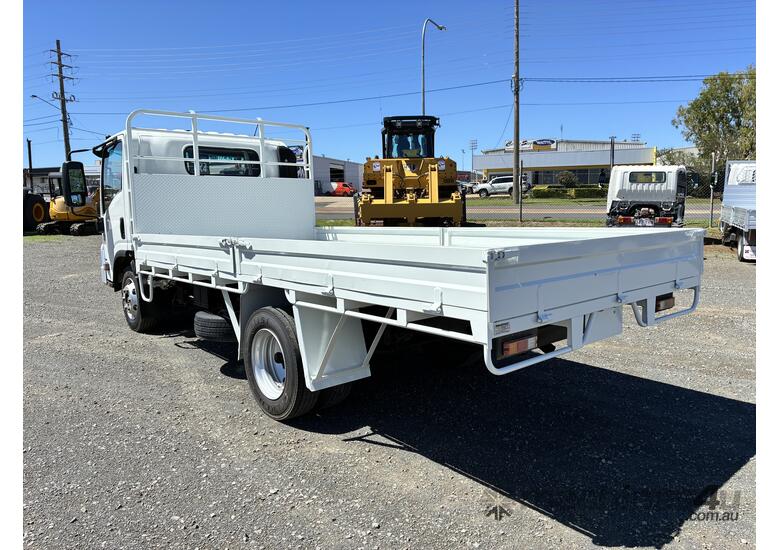 2013 Isuzu NPR 250/300 MED PREMIUM  Tray