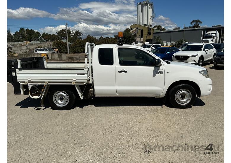 2011 Toyota Hilux SR 4x2 Extra Cab V6 Petrol W/Tailgate Loader