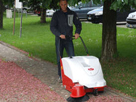 RCM Brava 900E walk behind sweeper - picture2' - Click to enlarge