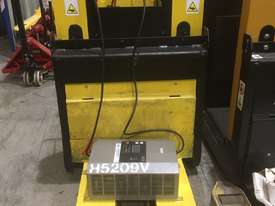 2.0T Battery Electric Order Picker - picture1' - Click to enlarge