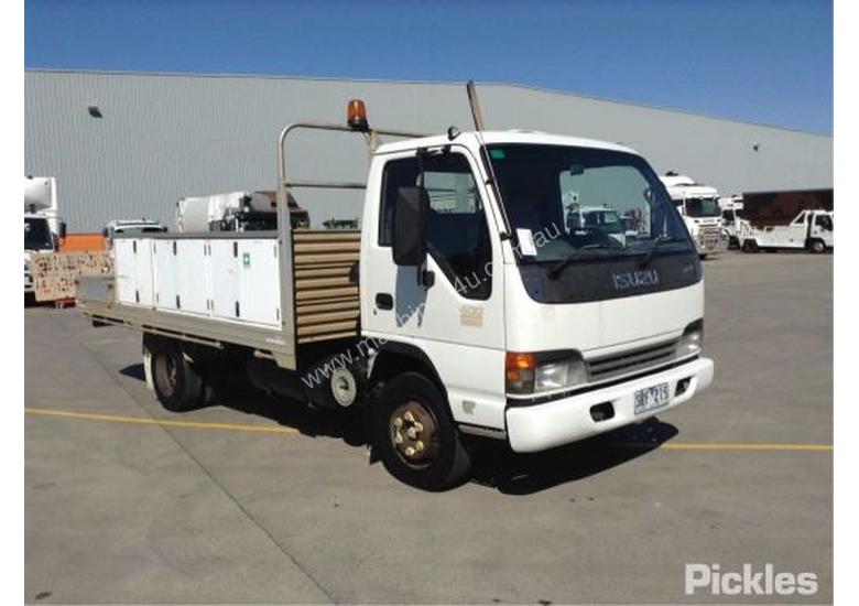 caption 2004 Isuzu NPR 400 Medium