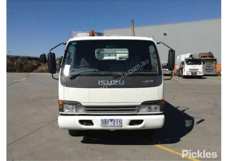 caption 2004 Isuzu NPR 400 Medium