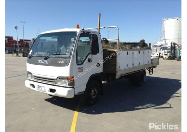 caption 2004 Isuzu NPR 400 Medium