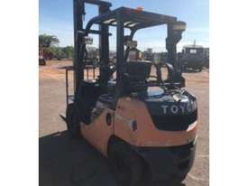 Toyota 8FG25, 2.5Ton (Lift 4.0m) LPG/Petrol Forklift - picture2' - Click to enlarge