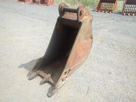 600mm Excavator Bucket to suit Cat 25 Hitch, Pins 80mm, Ears 330mm, Centers 470mm - picture0' - Click to enlarge