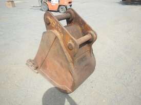 600mm Excavator Bucket to suit Cat 25 Hitch, Pins 80mm, Ears 330mm, Centers 470mm - picture0' - Click to enlarge