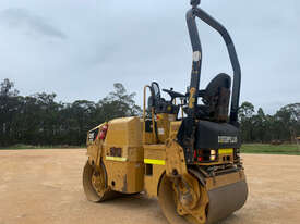 Caterpillar CB22 Vibrating Roller Roller/Compacting - picture1' - Click to enlarge