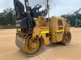 Caterpillar CB22 Vibrating Roller Roller/Compacting - picture2' - Click to enlarge