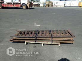 2 X METAL LOADING RAMPS - picture0' - Click to enlarge