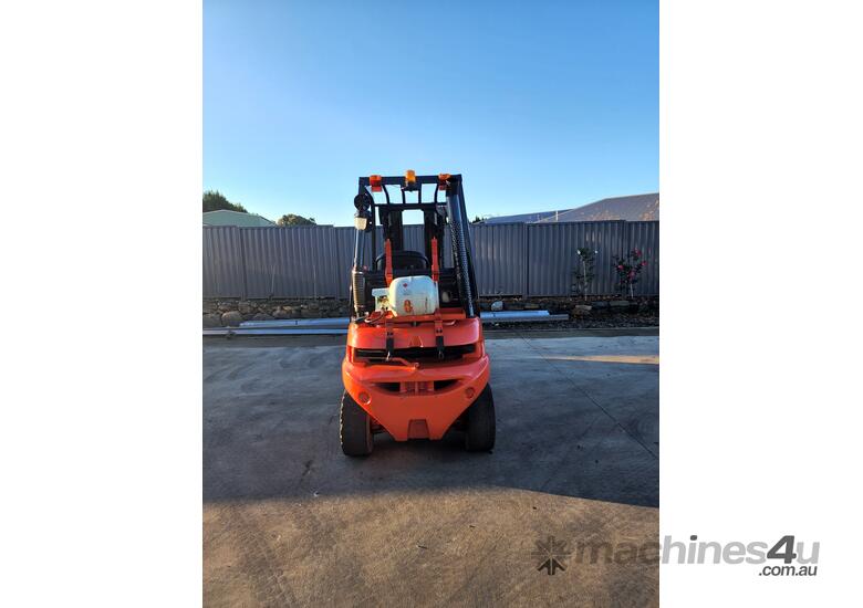 caption Linde Forklift 2.5T Container Mast with Tyne Positoners