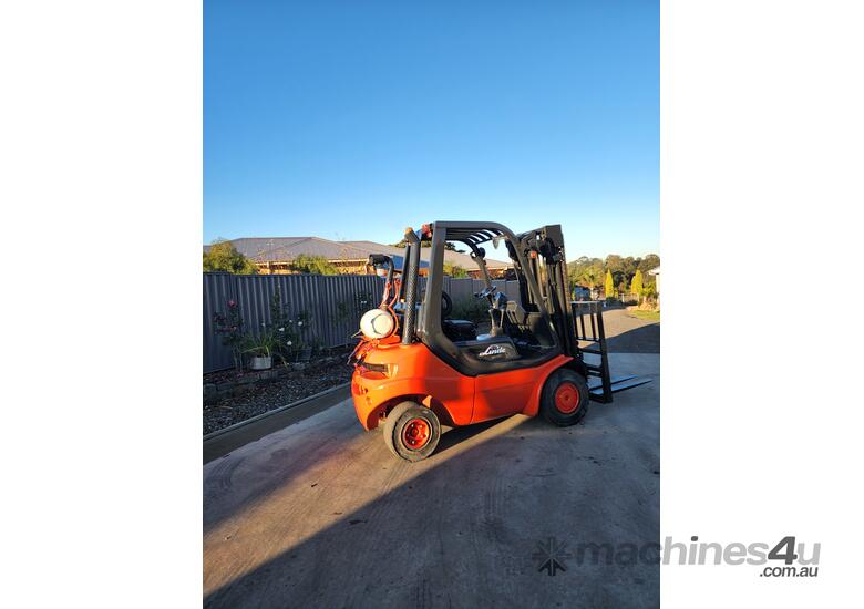 caption Linde Forklift 2.5T Container Mast with Tyne Positoners