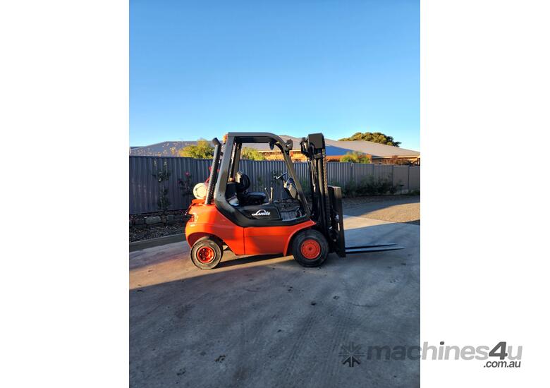 caption Linde Forklift 2.5T Container Mast with Tyne Positoners