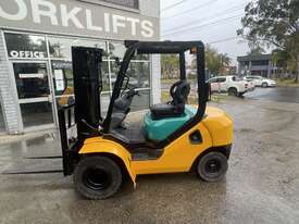 2.5 Tonne Container Mast Diesel Komatsu Forklift For Sale - picture0' - Click to enlarge