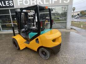 2.5 Tonne Container Mast Diesel Komatsu Forklift For Sale - picture2' - Click to enlarge