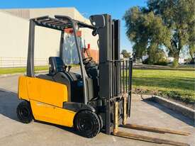 JUNGHEINRICH 1.6T ELECTRIC FORKLIFT CONTAINER MAST SIDE SHIFT - picture0' - Click to enlarge
