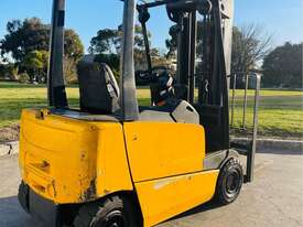 JUNGHEINRICH 1.6T ELECTRIC FORKLIFT CONTAINER MAST SIDE SHIFT - picture0' - Click to enlarge