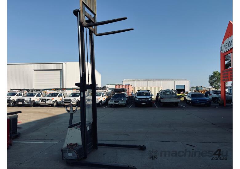 caption Crown 1.5t Walkie Stacker SX3030 - 3.2m Wide View Mast New 24 V 320Amp Battery New Paint + Service