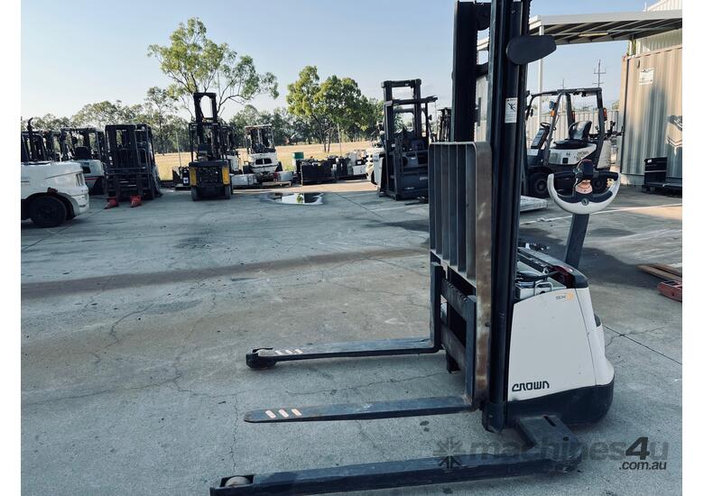 caption Crown 1.5t Walkie Stacker SX3030 - 3.2m Wide View Mast New 24 V 320Amp Battery New Paint + Service