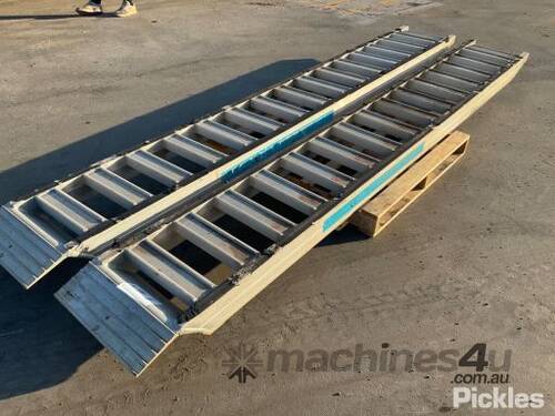 JETLAND 8 Tonne Aluminum  Loading Ramps
Length: 3700mm, Width: 500mm
Various Marks & Scratches