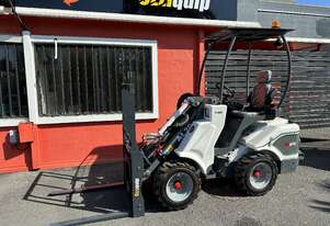 Bee Loader With Telescopic Boom 4 in 1 Bucket and Hydraulic Shift Forks