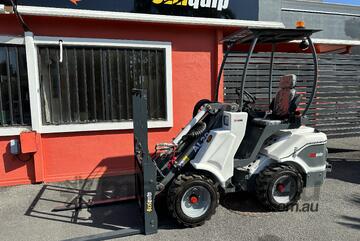 Bee Loader With Telescopic Boom 4 in 1 Bucket and Hydraulic Shift Forks