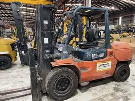 Toyota 4.5T LPG Forklift with Side Shift Fork Positioner - Perth - picture0' - Click to enlarge