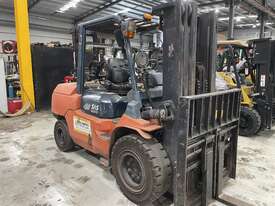 Toyota 4.5T LPG Forklift with Side Shift Fork Positioner - Perth - picture0' - Click to enlarge