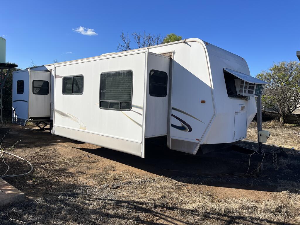 Buy Used 2011 HL Enterprise 2011 HL Enterprise Hy Line Tri Axle Caravan