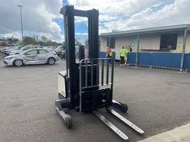 Crown SHR5540 Electric Pallet Forklift - picture0' - Click to enlarge