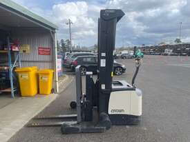 Crown SHR5540 Electric Pallet Forklift - picture2' - Click to enlarge