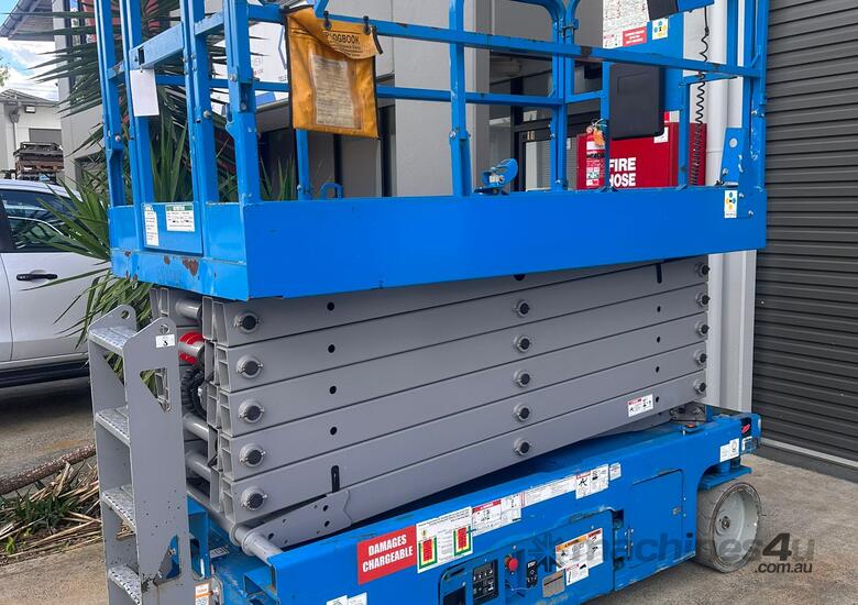 2018 Genie GS4047 Electric Scissor Lift image 2