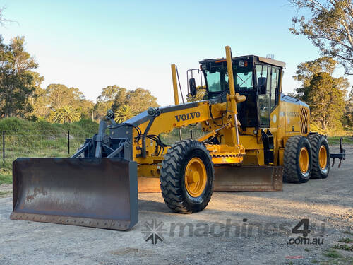 caption Volvo G930 Artic Grader Grader