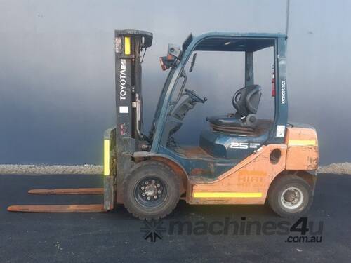 caption Toyota 2500kg Diesel Forklift With 4500mm 3 Stage Mast And Sideshift