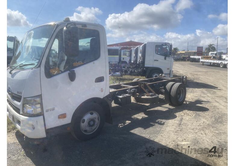 caption 2015 Hino 616 MEDIUM AUTO Cab Chassis
