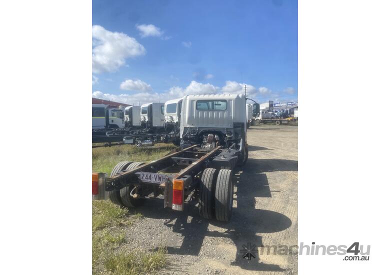 caption 2015 Hino 616 MEDIUM AUTO Cab Chassis
