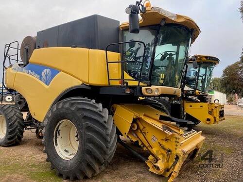 Used New Holland CR960 (2006) and MacDon 974 Draper Front (2006)