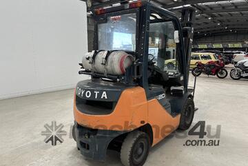 2011 Toyota 32-8FG20 1.8T forklift (Petrol and Gas) (Gas Bottle Not Included)