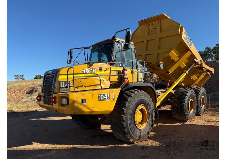 caption John Deere Articulated Dump Truck Moxi 400D #2