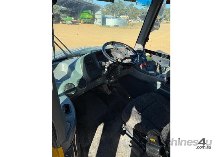 caption John Deere Articulated Dump Truck Moxi 400D #2
