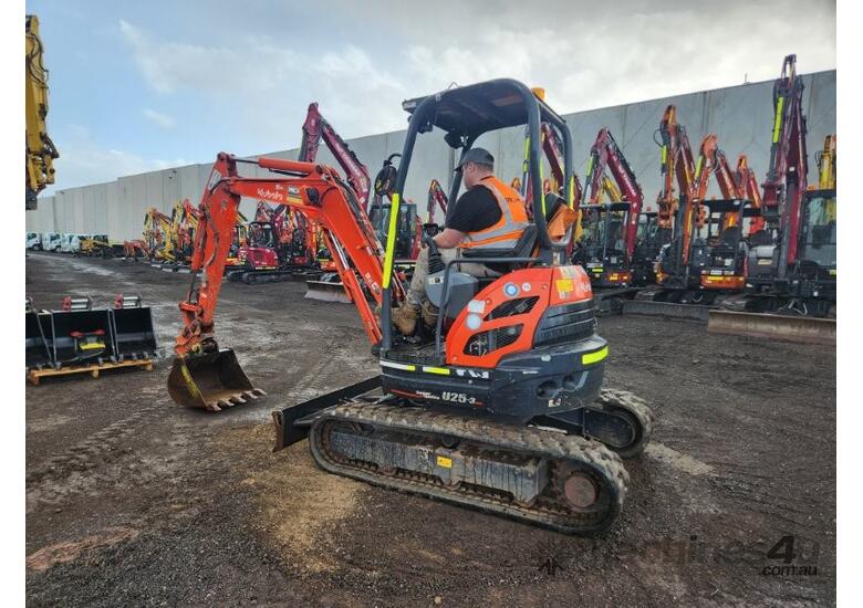 2022 KUBOTA U25-3 2.6T EXCAVATOR (M878) WITH QUICK HITCH, BUCKETS AND 1021 HOURS