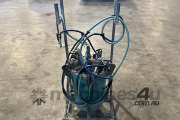 1 x Paint pressure pot with spray gun