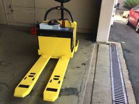 Yale MPE060-F battery electric pallet truck/jack - picture0' - Click to enlarge