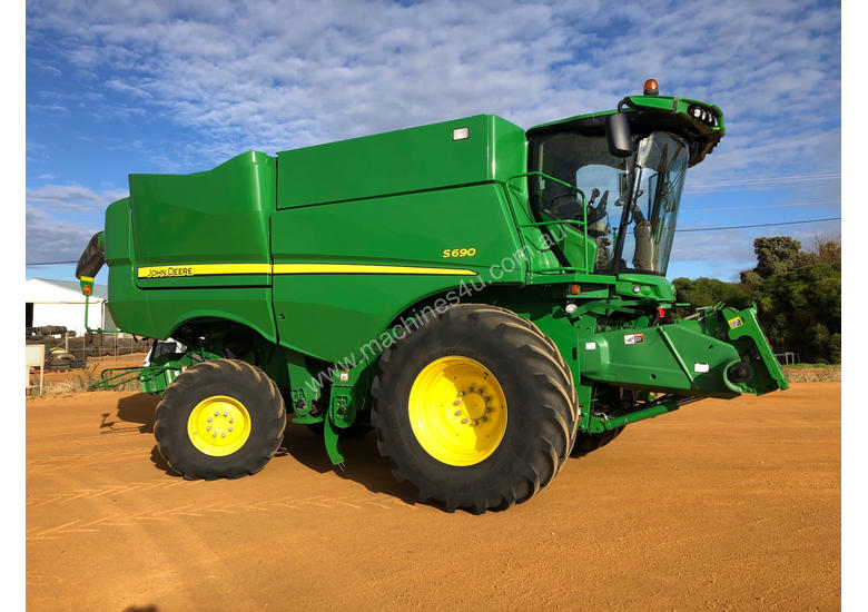 caption John Deere S690 Header(Combine) Harvester/Header