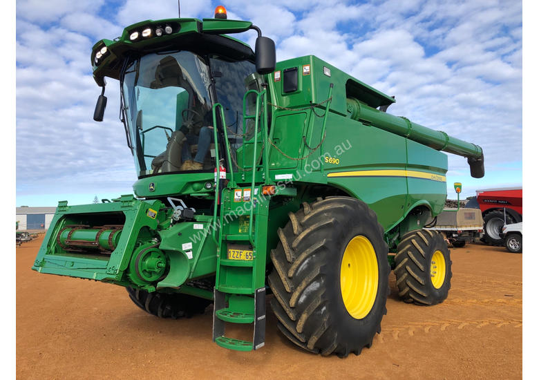caption John Deere S690 Header(Combine) Harvester/Header